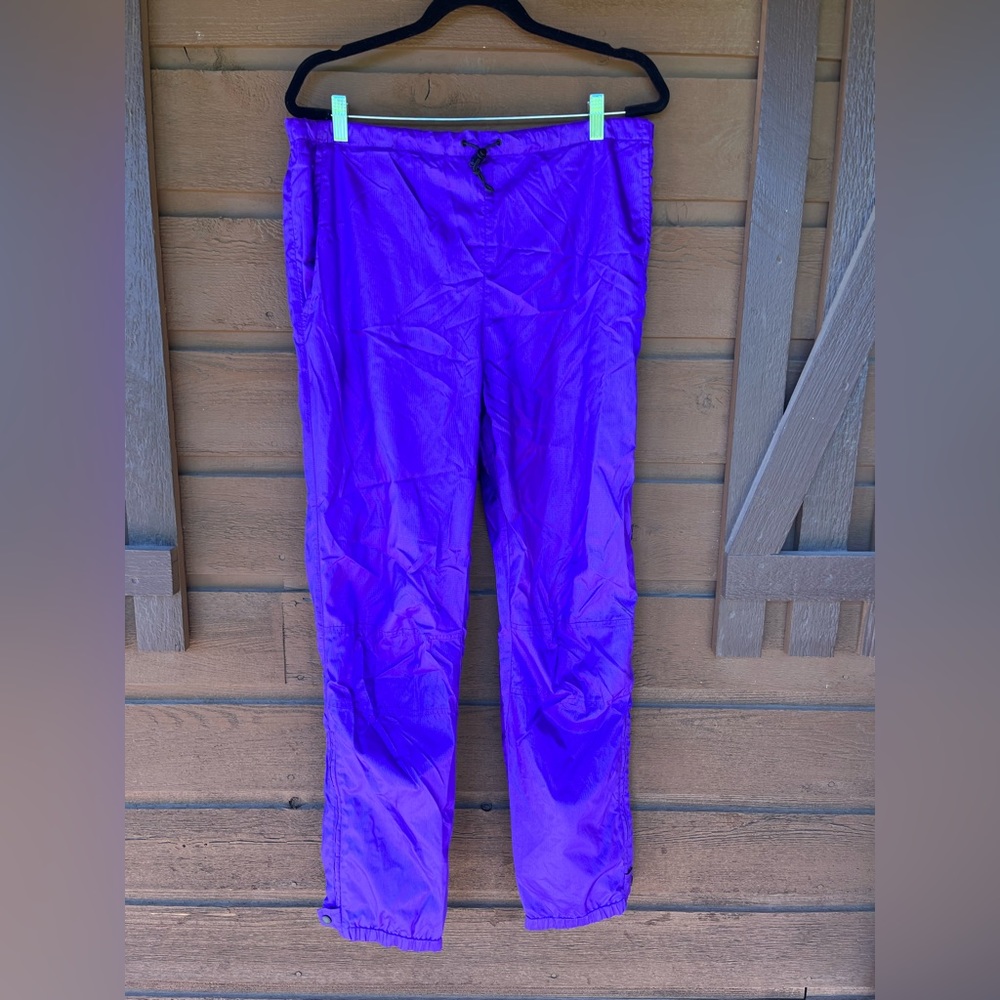 The North Face vintage style windbreaker rip stop nylon pants. Women’s medium